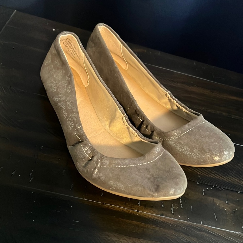 Lady’s flats never worn